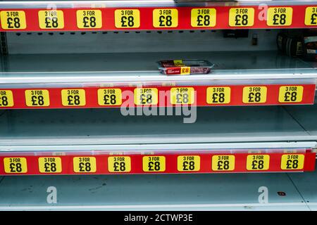 Elephant and Castle Shopping Centre, London, Großbritannien. September 2020. Im letzten Supermarkt im Elephant and Castle Shopping Center sind die Regale leer, während die Entwickler Delancey das Zentrum zum letzten Mal schließen. Als es 1965 eröffnet wurde, war es das erste Einkaufszentrum in Großbritannien. Delancey plant, das Zentrum abzureißen, um Platz für fast 1,000 neue Häuser, eine Fußgängerzone, ein neues College-Gebäude für die University of the Arts London, Freizeit- und Büroflächen sowie einen neuen Bahnhof zu schaffen. Kredit: Tom Leighton/Alamy Live Nachrichten Stockfoto