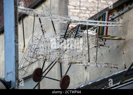 Paris, Frankreich, Ladenfront, Detail, Dekor, Modellflugzeug, Porte de Clignancourt, Antiquitätenmarkt, Display, Flohmarkt Saint Ouen in Paris Stockfoto