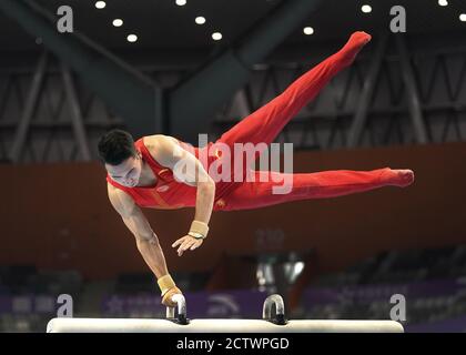 Zhaoqing, Chinas Provinz Guangdong. September 2020. Deng Shudi tritt beim Pauschenpferd-Match des individuellen Allround-Finales der Männer bei den Chinesischen Nationalen Turn-Meisterschaften 2020 in Zhaoqing, südchinesische Provinz Guangdong, am 25. September 2020 an. Quelle: Cheng Min/Xinhua/Alamy Live News Stockfoto