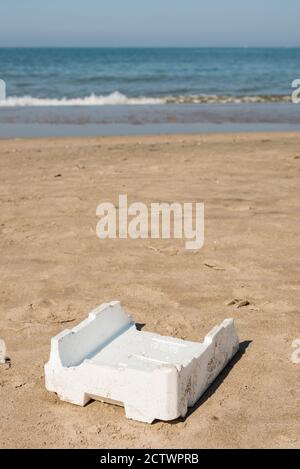 Plastik, weiß, Styropor-Container am Sandstrand. Stockfoto