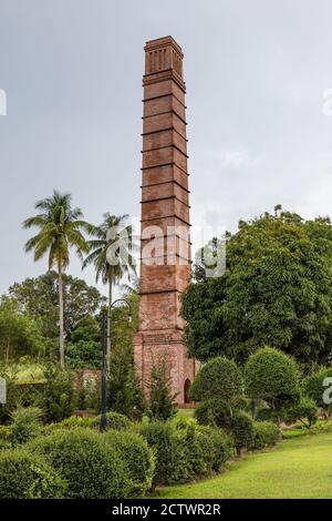 Labuan, Malaysia: Der Schornstein, ein Jahrhundert altes Relikt der ehemaligen Bergbauindustrie von Labuan, in der Nähe des Schimpansen-Museums Stockfoto