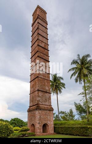 Labuan, Malaysia: Der Schornstein, ein Jahrhundert altes Relikt der ehemaligen Bergbauindustrie von Labuan, in der Nähe des Schimpansen-Museums Stockfoto