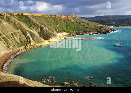 Blick auf die Bucht von Gnejna, Malta Stockfoto