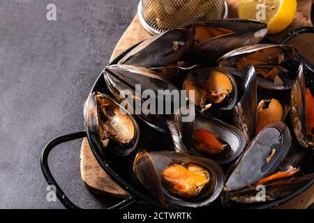 Moussels und pommes oder Molues-Frites auf schwarzem Stein Stockfoto