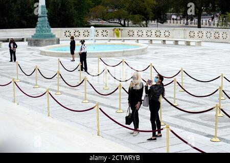 Tiffany Trump, zweite von rechts, respektiert, wie Richter Ruth Bader Ginsburg am Donnerstag, den 24 2020. September, in Washington unter dem Portico auf der obersten Treppe des Gebäudes des Obersten Gerichtshofs der USA in Ruhe liegt. Ginsburg, 87, starb am 18. September an Krebs. Quelle: Andrew Harnik / Pool via CNP /MediaPunch Stockfoto