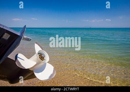 Blick auf den weißen Propeller des Motorbootes, offenes Meer in der Ferne. Stockfoto