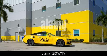 ESTERO, FL -30 JAN 2020 - Blick auf einen gelben Hertz Mietwagen vor der Hertz Arena, einer Mehrzweckarena in Estero, Florida, USA Stockfoto