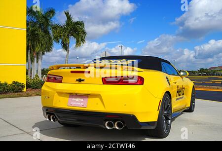 ESTERO, FL -30 JAN 2020 - Blick auf einen gelben Hertz Mietwagen vor der Hertz Arena, einer Mehrzweckarena in Estero, Florida, USA Stockfoto