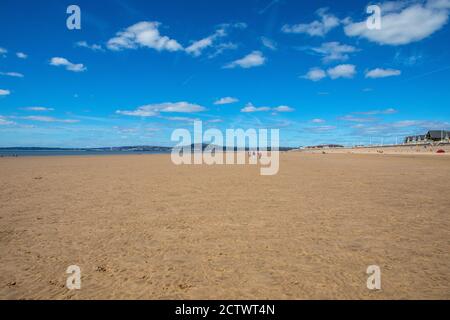 Ein Blick auf den wunderschönen Aberavon Beach, auch bekannt als Aberavon Sands in South Wales, UK - mit Blick auf Swansea Bay. Es ist einer der längsten Strände Stockfoto