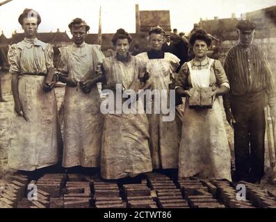 Fotos von Van Hulst Ziegelei in Harlingen 1890 Friesland ist zu sehen eine Lehmmühle, Former und Schnitzer, Kinderarbeit war normal, die Niederlande, Niederländisch, ( genannt eine Ziegelei, Ziegelei, Ziegelofen oder Mauerwerk, ist eine Fabrik, in der grobe Keramik hergestellt werden, insbesondere Steine und oft verwandte Produkte, Wie Dachziegel und Steinpfeifen. ) Stockfoto