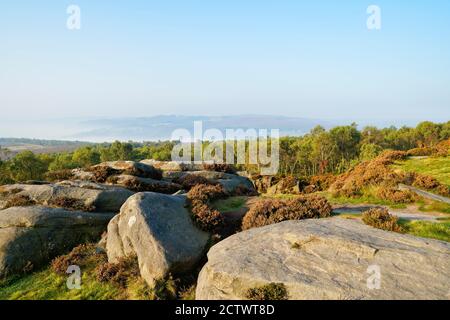 Von den felsigen Hängen des Surprise View, über Baumkronen bis hin zu einer Derbyshire-Landschaft, die aus einem herbstlichen Nebel hervortritt Stockfoto