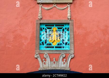 Meerjungfrau-Symbol auf der Außenseite des Bridge House im Dorf Portmeirion in Nord-Wales, Großbritannien. Stockfoto