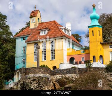 Ein Blick auf den schönen Chantry und Onion Dome im Dorf Portmeirion in Nordwales, Großbritannien. Stockfoto