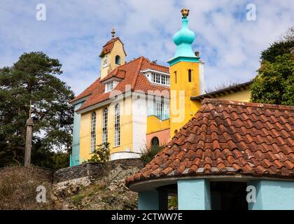 Ein Blick auf den schönen Chantry und Onion Dome im Dorf Portmeirion in Nordwales, Großbritannien. Stockfoto