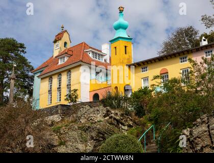 Ein Blick auf den schönen Chantry und Onion Dome im Dorf Portmeirion in Nordwales, Großbritannien. Stockfoto