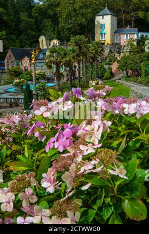 Ein Blick auf das atemberaubende Dorf Portmeirion in Nordwales, Großbritannien. Der Blick nimmt Sehenswürdigkeiten wie die Piazza, Telfords Turm, Anrede und Trium Stockfoto