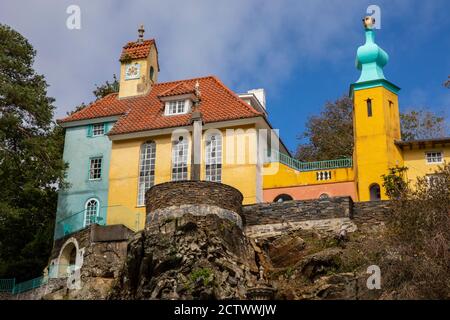 Ein Blick auf den schönen Chantry und Onion Dome im Dorf Portmeirion in Nordwales, Großbritannien. Stockfoto