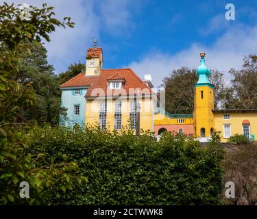 Ein Blick auf den schönen Chantry und Onion Dome im Dorf Portmeirion in Nordwales, Großbritannien. Stockfoto