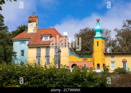 Ein Blick auf den schönen Chantry und Onion Dome im Dorf Portmeirion in Nordwales, Großbritannien. Stockfoto