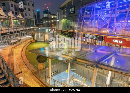 Das Odeon Luxe Kino, am Broadway Plaza gelegen, wird in der Dämmerung an einem nassen und bewölkten Morgen im Zentrum von Birmingham, England, beleuchtet. Stockfoto