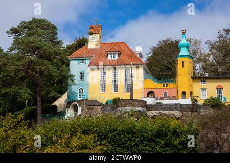 Ein Blick auf den schönen Chantry und Onion Dome im Dorf Portmeirion in Nordwales, Großbritannien. Stockfoto