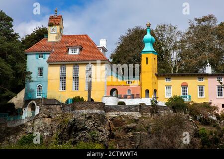 Ein Blick auf den schönen Chantry und Onion Dome im Dorf Portmeirion in Nordwales, Großbritannien. Stockfoto