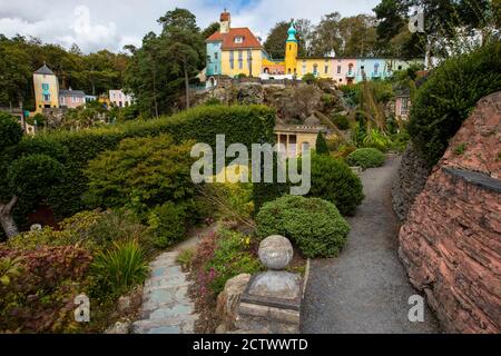 Ein Blick auf das schöne Dorf Portmeirion in Nord-Wales, Großbritannien. Telfords Tower, Chantry, Onion Dome und Chantry Row sind alle im Hintergrund Stockfoto