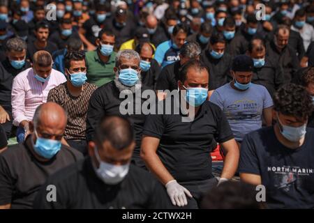 25. September 2020, Irak, Sadr-Stadt: Muslime tragen Schutzmaske und Handschuhe, während sie die Freitagsgebete nach monatelanger Aussetzung aufgrund der Ausbreitung der Coronavirus-Pandemie (COVID-19) durchführen. Foto: Ameer Al Mohammedaw/dpa Stockfoto