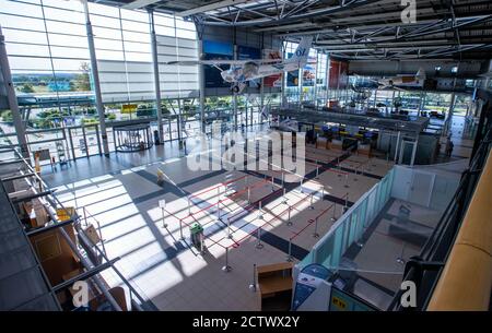 Laage, Deutschland. September 2020. Die leere Abflughalle des Flughafens Rostock-Laage. Quelle: Jens Büttner/dpa-Zentralbild/ZB/dpa/Alamy Live News Stockfoto
