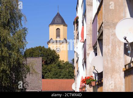 Halbe, Deutschland. September 2020. Die 'Dankeskirche' in der Kirchstraße hinter einem Fertigbau aus DDR-Zeiten mit Satellitenantennen auf dem Balkon. Die denkmalgeschützte Hallenkirche wurde am 22.03.1914 geweiht. Während der Kämpfe im Halbe-Becken wurde die Kirche im Zweiten Weltkrieg schwer beschädigt. Zwei Jahre später wurde es von der Gemeinde mit einem niedrigeren Turm wieder aufgebaut. Quelle: Soeren Stache/dpa-Zentralbild/ZB/dpa/Alamy Live News Stockfoto