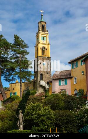 Blick auf den Glockenturm im Dorf Portmeirion in Nordwales, Großbritannien. Stockfoto