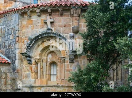 Blick auf das Äußere der Apsis der romanischen Kirche Santa Maria de Bareyo, Bareyo, Gemeinde Bareyo, Kantabrien, Kantabrischen Meer, Spanien, Europa Stockfoto