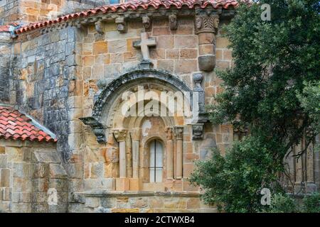 Blick auf das Äußere der Apsis der romanischen Kirche Santa Maria de Bareyo, Bareyo, Gemeinde Bareyo, Kantabrien, Kantabrischen Meer, Spanien, Europa Stockfoto