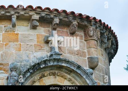 Blick auf das Äußere der Apsis der romanischen Kirche Santa Maria de Bareyo, Bareyo, Gemeinde Bareyo, Kantabrien, Kantabrischen Meer, Spanien, Europa Stockfoto