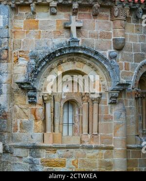 Blick auf das Äußere der Apsis der romanischen Kirche Santa Maria de Bareyo, Bareyo, Gemeinde Bareyo, Kantabrien, Kantabrischen Meer, Spanien, Europa Stockfoto