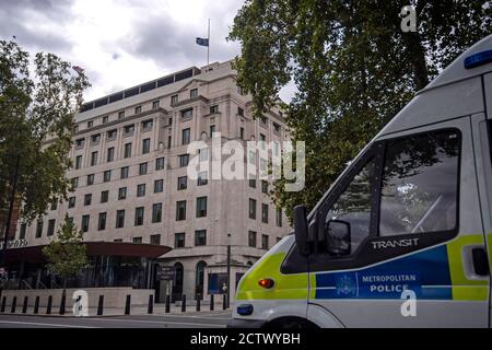 Auf dem Dach des New Scotland Yard in Westminster fliegt eine Flagge am halben Mast, nachdem ein Polizist von einem Mann erschossen wurde, der in den frühen Morgenstunden des Freitagmorgens im Croydon Custody Center im Süden Londons inhaftiert war. Der Offizier wurde vor Ort behandelt, bevor er ins Krankenhaus gebracht wurde, wo er später starb. Stockfoto