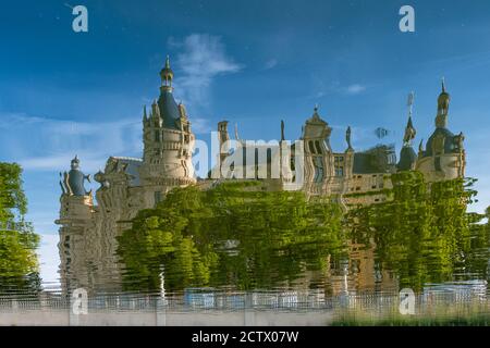 Wunderschönes Märchenschloss in Schwerin, das sich im See widerspiegelt Stockfoto