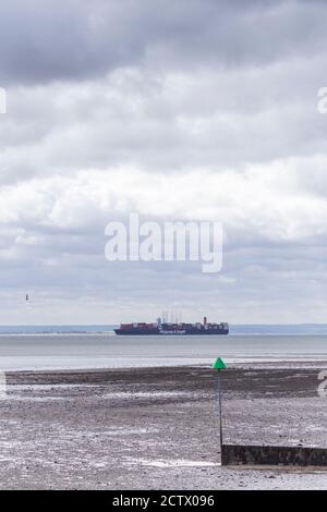 Das große Containerschiff startete vom London Gateway Port in Thames Mündung Stockfoto