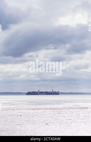 Das große Containerschiff startete vom London Gateway Port in Thames Mündung Stockfoto