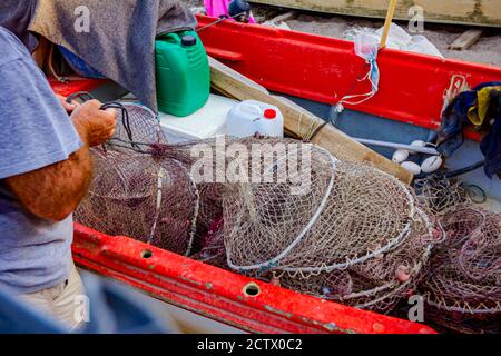 Fischer ist stapeln Fischernetz und bereiten sich auf seine nächste Angeln. Stockfoto