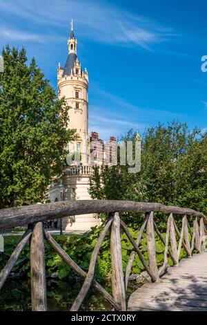 Schönes Märchenschloss in Schwerin an einem Sommertag Stockfoto