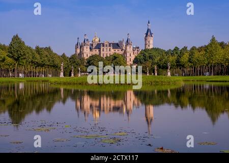 Schönes Märchenschloss in Schwerin an einem Sommertag Stockfoto