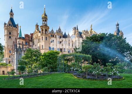 Schönes Märchenschloss in Schwerin an einem Sommertag Stockfoto