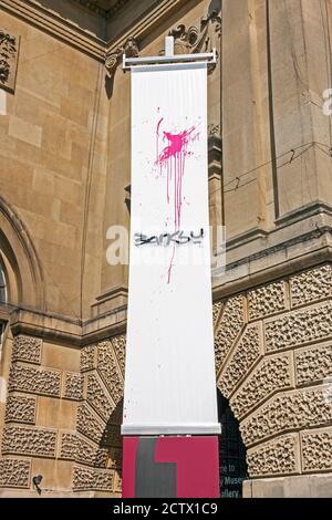 Ein Banner für die Ausstellung von Banksy im Bristol Museum and Art Gallery in Bristol, Großbritannien, am 16. Juni 2009 Stockfoto