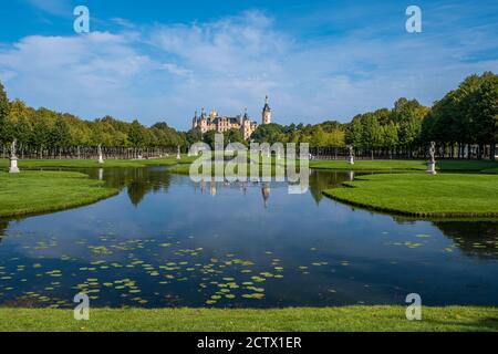 Schönes Märchenschloss in Schwerin an einem Sommertag Stockfoto