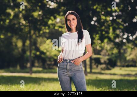 Portrait von ihr sie schön aussehende schöne charmante Inhalt dünn Fröhlich fröhliche Mädchen tragen gemütliche Kleidungsstück Rest entspannen grünen Rasen Rasenbesuch Stockfoto