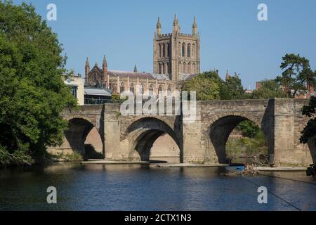England, Herefordshire, Hereford, Kathedrale, alte Brücke und Fluss Wye Stockfoto