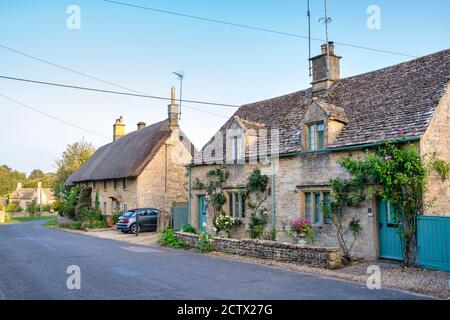 Reihe von Hütten in einem cotswold Dorf im frühen Herbst. Taynton, Cotswolds, Oxfordshire, England Stockfoto