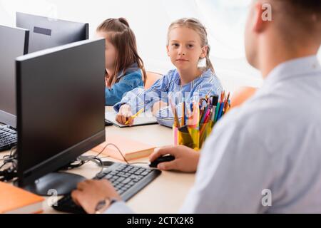 Selektiver Fokus der Schülerin Blick auf Lehrer während der Lektion in MINT-Schule Stockfoto