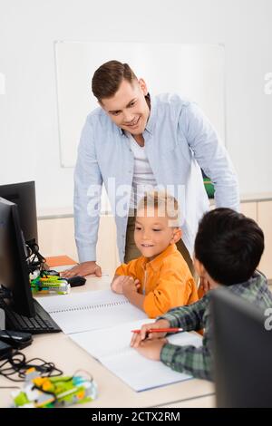 Selektiver Fokus der Lehrer Blick auf asiatische Schuljunge während der Lektion In der MINT-Schule Stockfoto